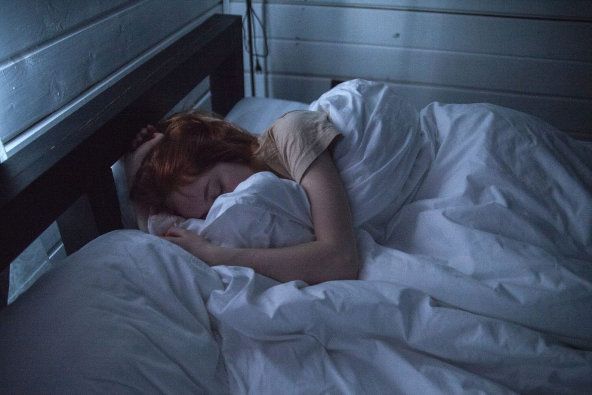 आश्चर्य! 32 वर्षीय महिला झोपून उठताच बनली 17 वर्षांची मुलगी; हे कसं काय झालं?