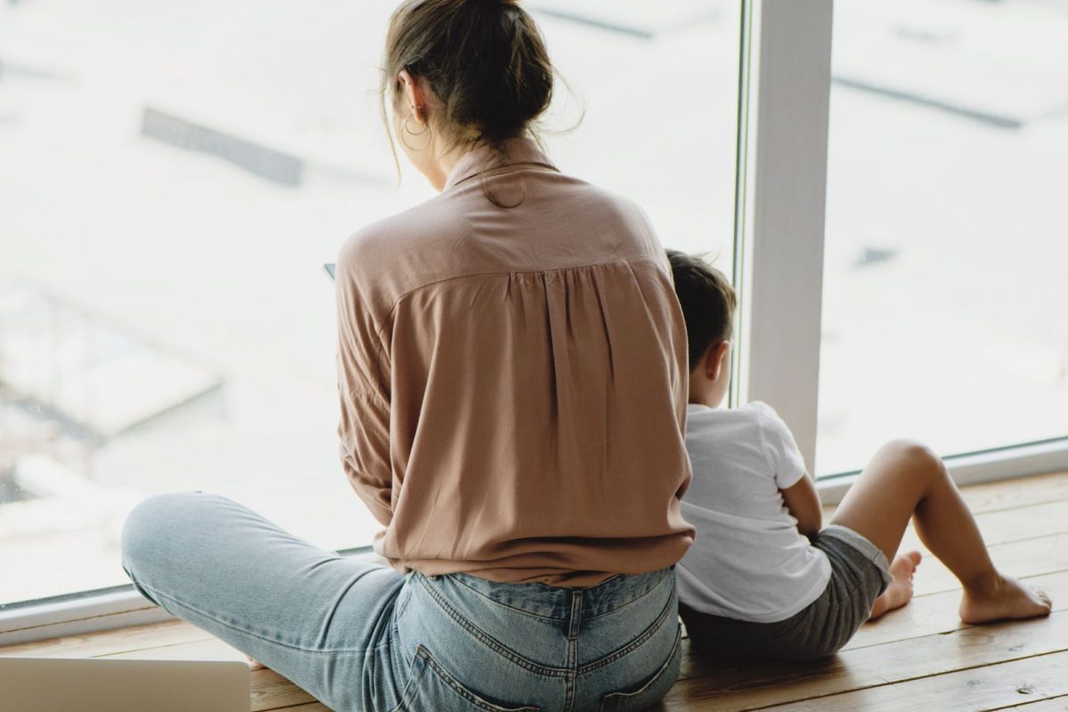 कोरोनामुळे महिला मुलासह 3 वर्षे घरात बंदिस्त. (प्रतीकात्मक फोटो/ सौजन्य-Canva)