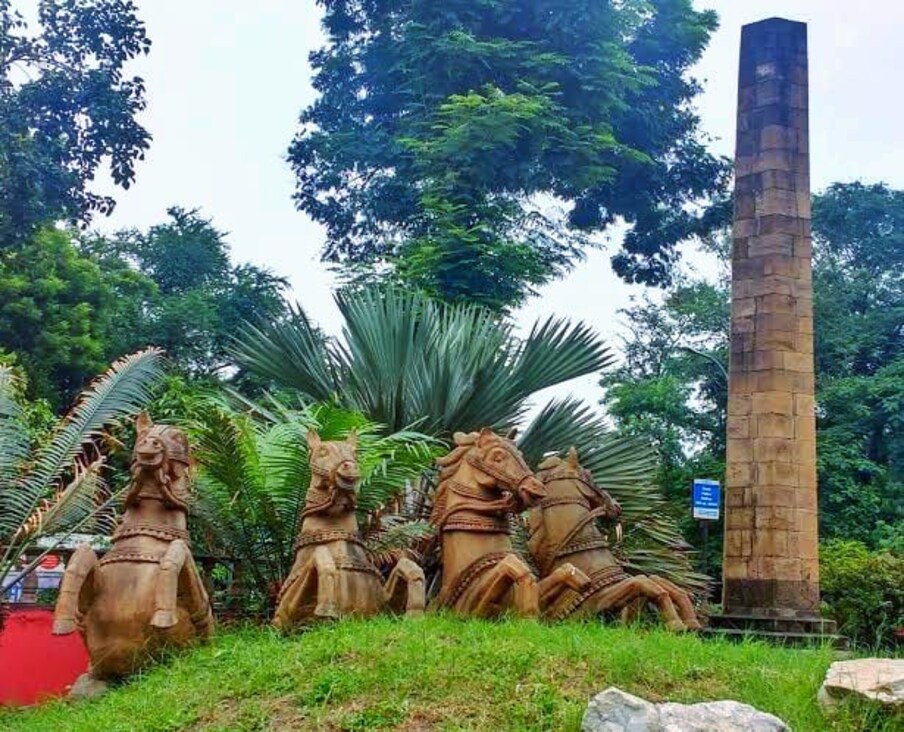 झिरो माईल स्टोन : भौगलिकदृष्ट्या देशाच्या केंद्रस्थानी वसलेल्या नागपूर येथील शून्य मैलाचा दगड ( झीरो माईल स्टोन) स्मारकाला ऐतिहासिक आणि भौगोलिदृष्ट्या अतिशय महत्त्व प्राप्त असून ही नागपूर शहराची एक वेगळी ओळख आहे.