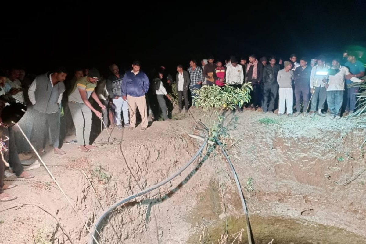 भरधाव आला ते गाडीसह थेट विहिरीत बुडाले, पुण्यातील धक्कादायक प्रकार