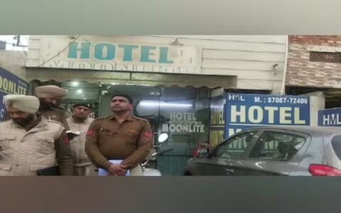 खोली बंद असल्यामुळे हॉटेल मालकाने दरवाजा ठोठावल्यानंतर आतून कोणताही आवाज न आल्याने हॉटेलमधील लोकांना संशय आला.