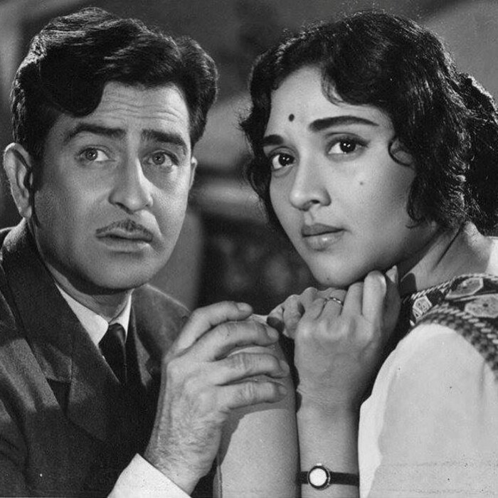  राज कपूर आणि नर्गिस एकमेकांवर अपार प्रेम करायचे. दोघांची जोडी प्रेक्षकांनाही आवडायची. पण राज कपूर यांचं लग्न झालं होतं. ते 5 मुलांचे वडील होते.