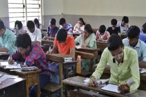 नऊ लाख रुपयांच्या बदल्यात परीक्षेत डमी उमेदवार बनून गेला. मात्र या युवकास सुरक्षारक्षकाने परीक्षेदरम्यान हॉलमध्ये अंगझडती घेताना पकडले.