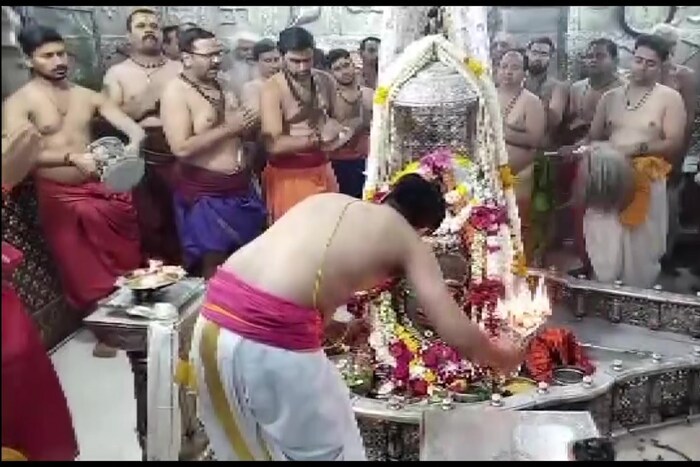 अक्षर पटेल यावेळी पारंपरिक वेशात दिसला तसेच त्याच्या शरीरावर भस्म लावण्यात आले होते. अक्षर आणि त्याच्या पत्नीने मंदिरात थोडा वेळ घालवला यावेळी मंदिरात भाविकांची फार गर्दी झाली होती.