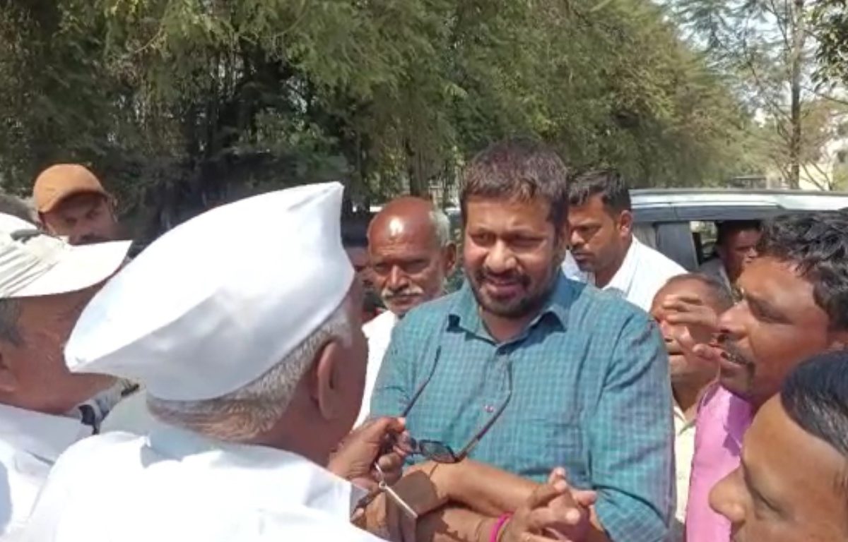 Bachchcu Kadu Farmer : तुम्ही गद्दारी केली...’ बच्चू कडूंसमोर वृद्ध शेतकऱ्याने भर रस्त्यात घातला राडा, Live Video