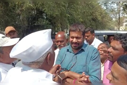 Bachchcu Kadu Farmer : तुम्ही गद्दारी केली...’ बच्चू कडूंसमोर वृद्ध शेतकऱ्याने भर रस्त्यात घातला राडा, Live Video