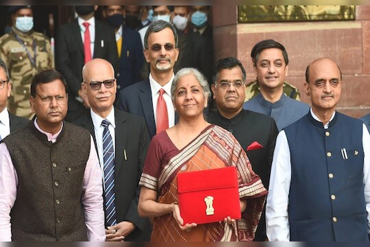 अर्थमंत्री निर्मला सीतारमन यांनी 7 लाखापर्यंत उत्पन्न हे करमुक्त असणार आहे. 3 लाखांपर्यंत कर माफ असणार आहे.