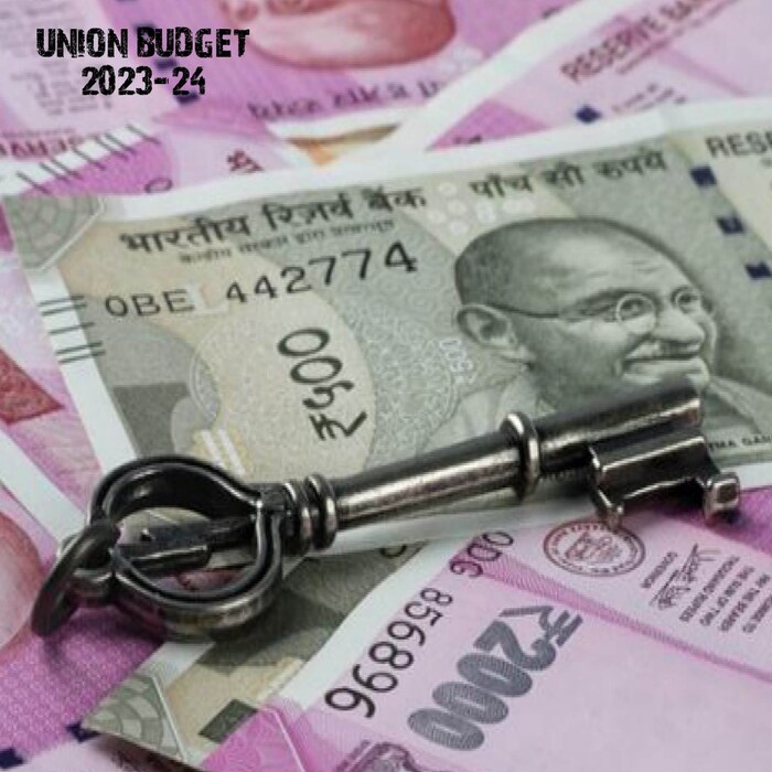 टॅक्स स्लॅब 7 ऐवजी 5 करण्यात आले आहेत. हे स्लॅब पुढीलप्रमाणे आहेत - 0-3 लाखांपर्यंत कोणताही कर नाही, 3-6 लाखांपर्यंतच्या उत्पन्नावर 5%, 6 ते 9 लाखांपर्यंतच्या उत्पन्नावर 10% आयकर, 9-12 लाखांपर्यंत - 15%, 12-15 पर्यंत 20 टक्के तर 15 लाखांपेक्षा जास्त उत्पन्नावर 30 टक्के कर (न्यूज18)