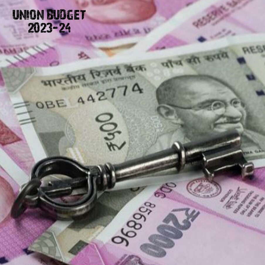 टॅक्स स्लॅब 7 ऐवजी 5 करण्यात आले आहेत. हे स्लॅब पुढीलप्रमाणे आहेत - 0-3 लाखांपर्यंत कोणताही कर नाही, 3-6 लाखांपर्यंतच्या उत्पन्नावर 5%, 6 ते 9 लाखांपर्यंतच्या उत्पन्नावर 10% आयकर, 9-12 लाखांपर्यंत - 15%, 12-15 पर्यंत 20 टक्के तर 15 लाखांपेक्षा जास्त उत्पन्नावर 30 टक्के कर (न्यूज18)
