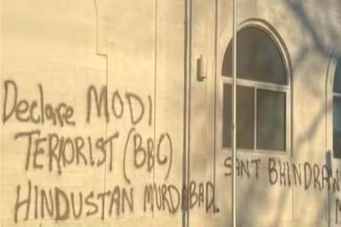 कॅनडातील राम मंदिराच्या भिंतीवर भारतविरोधी तसेच पंतप्रधान नरेंद्र मोदी यांच्यावर आक्षेपार्ह टिप्पणी करण्यात आल्याची माहिती समोर आली आहे. 