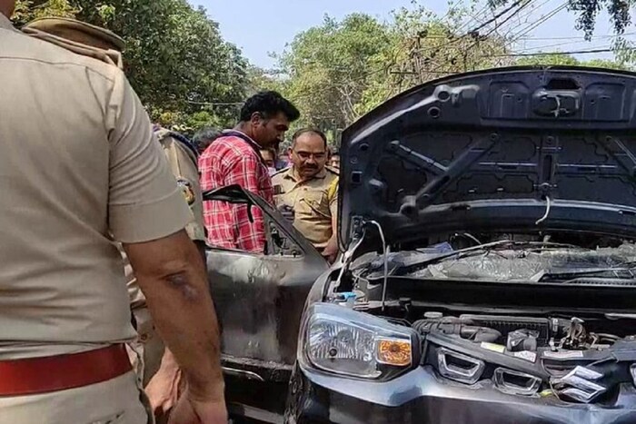 धावत्या कारने अचानक पेट घेतला. एका क्षणात स्वप्न होत्याची नव्हती झाली. कारमधील आग वाढत गेली आणि त्यातच प्रेग्नंट महिलेसह पतीचा होरपळून दुर्दैवी मृत्यू झाल्याची माहिती समोर आली आहे. 