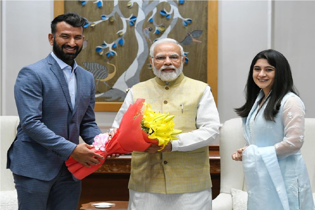 भारताचा क्रिकेटर चेतेश्वर पुजारा याने ऑस्ट्रेलिया विरुद्ध बॉर्डर गावस्कर ट्रॉफीचा दुसरा सामना खेळण्यापूर्वी भारताचे पंतप्रधान नरेंद्र मोदी यांची भेट घेतली आहे.