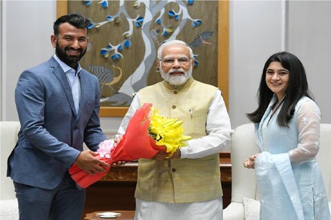 भारताचा क्रिकेटर चेतेश्वर पुजारा याने ऑस्ट्रेलिया विरुद्ध बॉर्डर गावस्कर ट्रॉफीचा दुसरा सामना खेळण्यापूर्वी भारताचे पंतप्रधान नरेंद्र मोदी यांची भेट घेतली आहे.