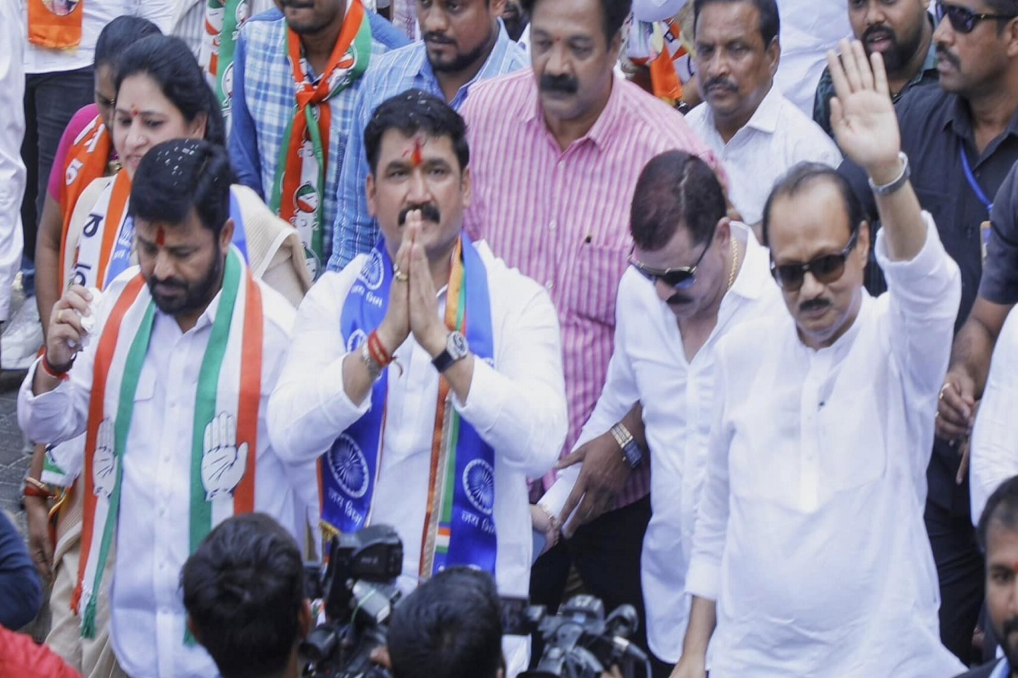 राष्ट्रवादी उमेदवाराला शिवसेनेनं दाखवला 'हात', शिवसैनिक प्रचारातून गायब