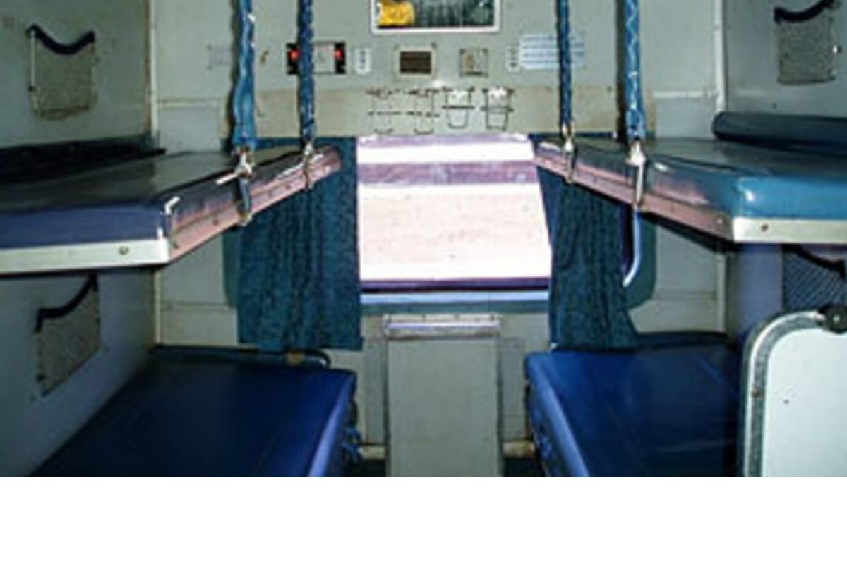 जनरल तिकीटाने स्लीपर कोचमधून प्रवास करता येतो का? नेमका काय आहे नियम