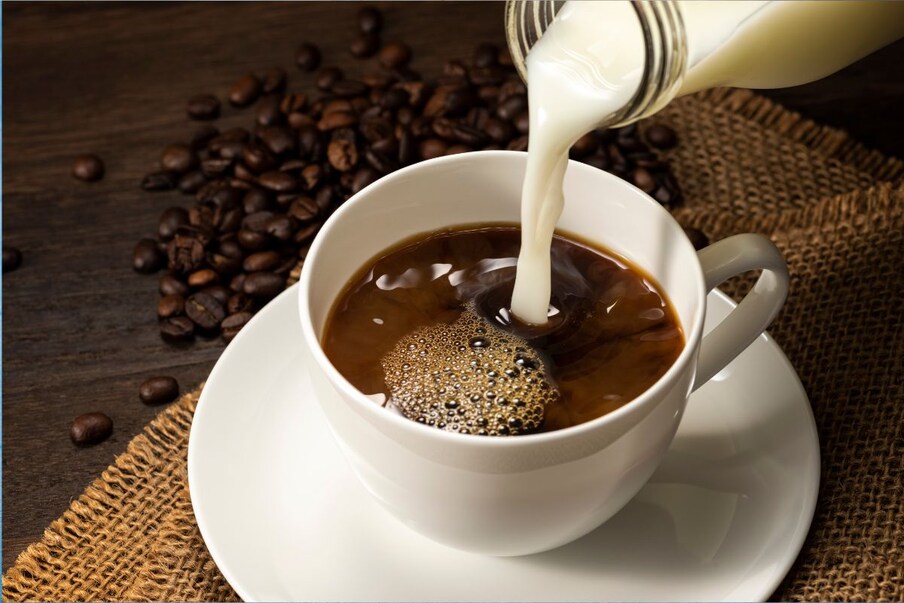 अवेळी भूक लागल्यावर थंड दूध प्या. तुम्ही त्यात थोडी कॉफीही टाकू शकता. याने तुम्हाला त्यात चव तर मिळेलच सोबतच तुमचे पोट जास्त काळ भरलेले राहते.