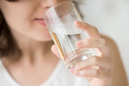 उन्हाळ्यात थंड पाणी पिणे आरोग्यासाठी फायदेशीर की घातक?