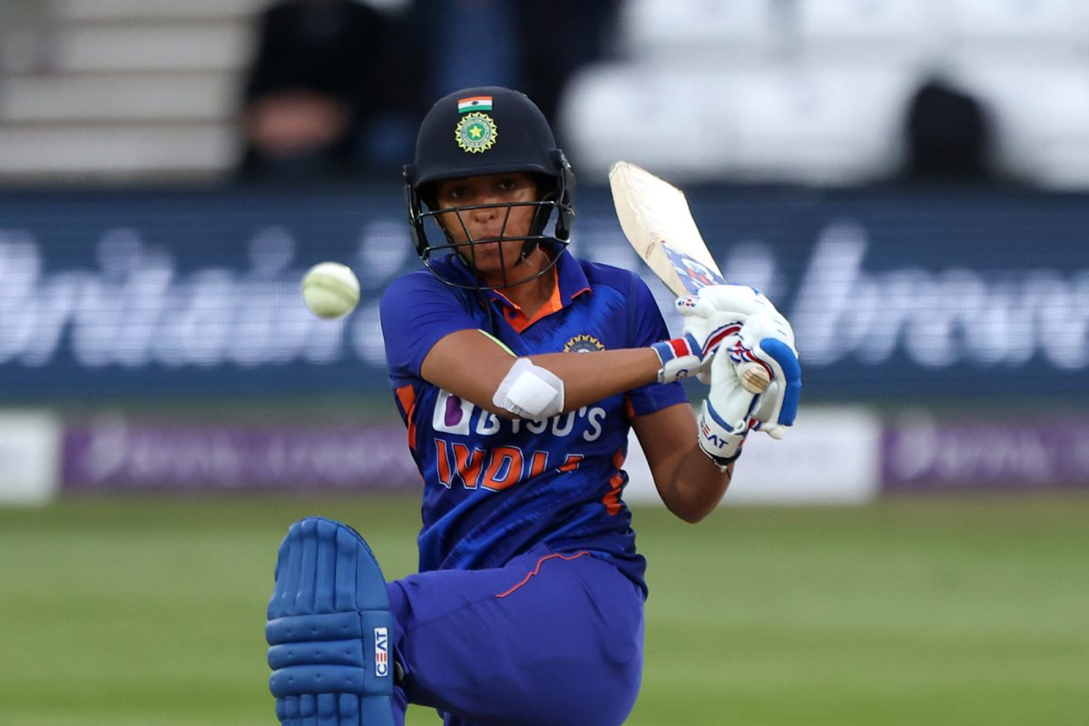 दक्षिण आफ्रिकेत सुरु असलेल्या आयसीसी महिला टी 20 वर्ल्ड कपमध्ये आज सेमीफायनाचा पहिला सामना भारत विरुद्ध ऑस्ट्रेलिया यांच्यात खेळवला गेला.