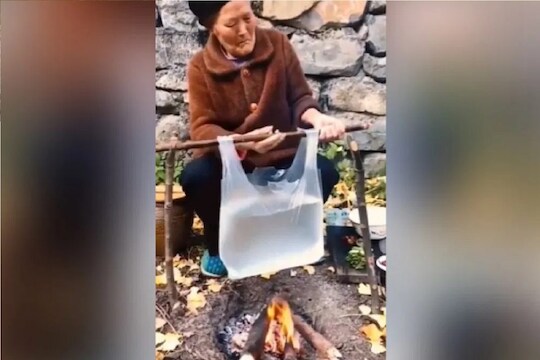 प्लॅस्टिक पिशवीत जेवण.