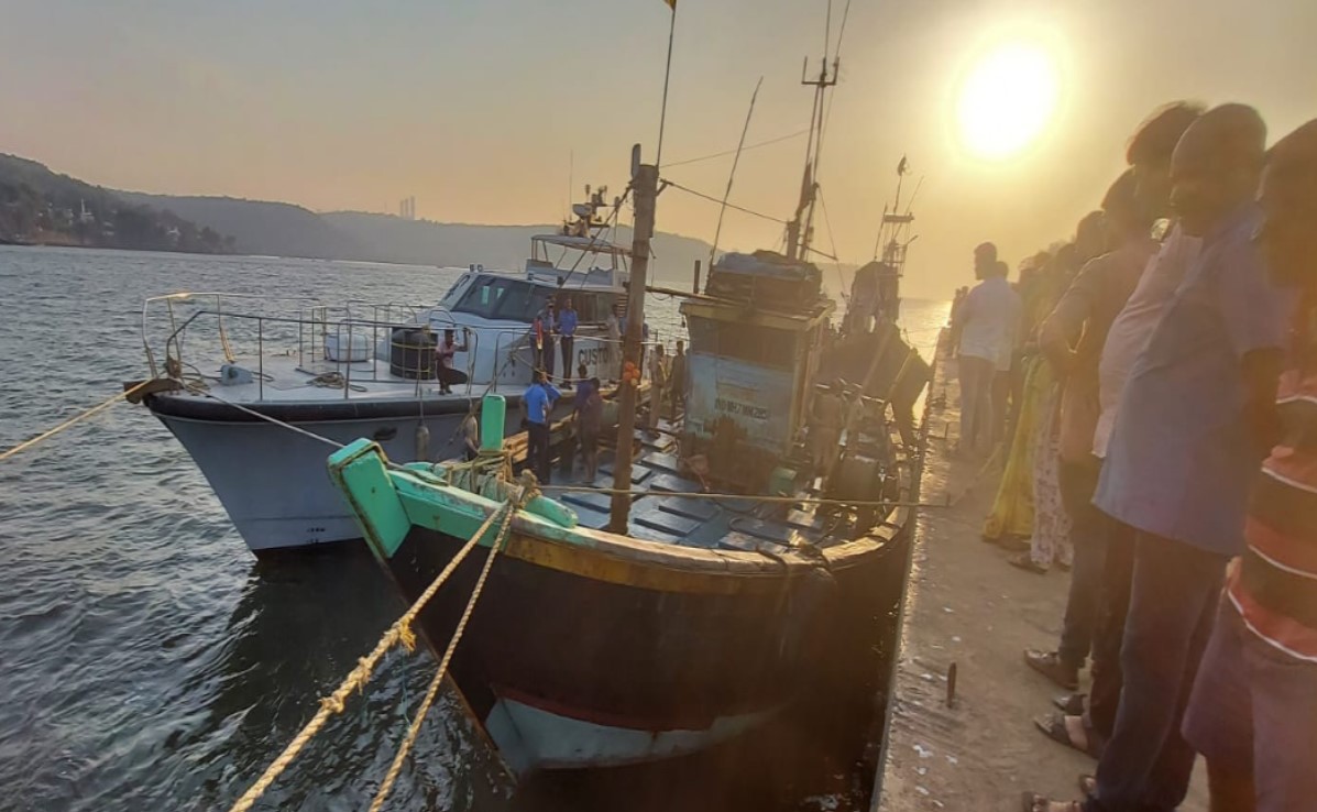 Dapoli Dabhol Sea : भर समुद्रात थरारक घटना, कस्टमने पाठलाग करून बोट पकडली, तपासात बसला धक्का