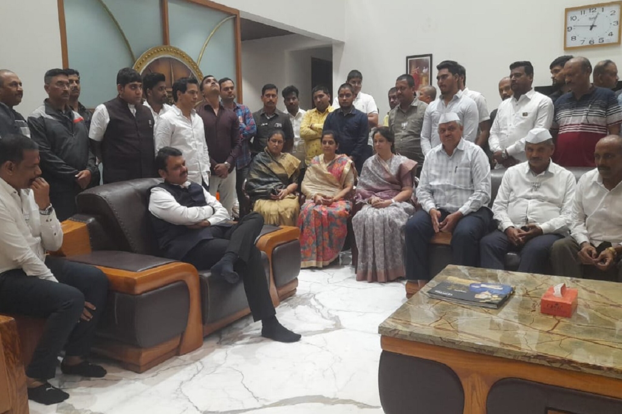 चिंचवड पोटनिवडणुकीत फडणवीसांची एंट्री, मध्यरात्री पोहोचले जगतापांच्या घरी!