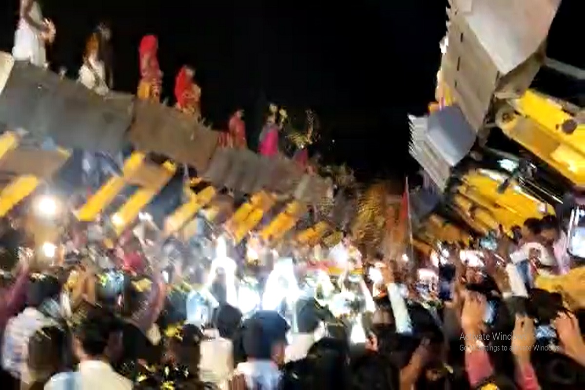 धनंजय मुंडे यांची मिरवणूक आणि सभेसाठी पोलिसांनी रात्री दहा वाजेपर्यंत परवानगी दिली होती.