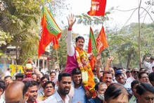 नवनिर्वाचित भाजप आमदार जल्लोषात दंग, चोरट्याने दोन्ही खिशातले पैसे केले लंपास नवनिर्वाचित भाजप आमदार जल्लोषात दंग, चोरट्याने दोन्ही खिशातले पैसे केले लंपास