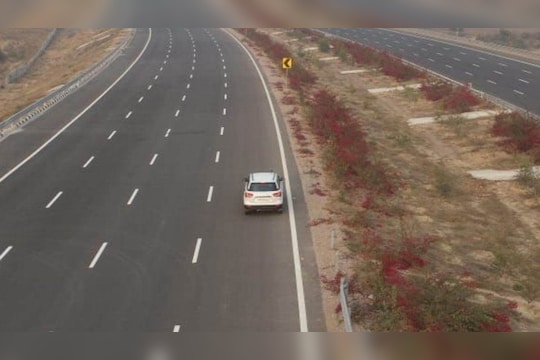 expressway : दिल्ली बडोदा मुंबई एक्सप्रेस वे लवकरच होणार सुरू, किलोमीटरला एवढा भरावा लागेल टोल