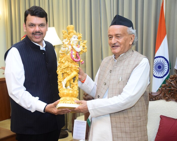 यावेळी उभयतांनी राज्यपालांना भावी वाटचालीसाठी व दीर्घ आयुरारोग्यासाठी शुभेच्छा दिल्या. 