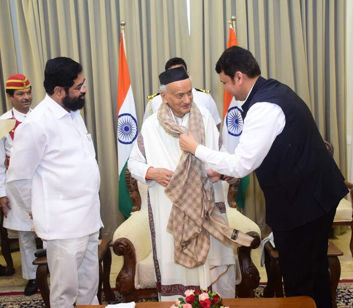 महाराष्ट्राच्या राज्यपाल पदावरुन निवृत्त होत असलेले राज्यपाल भगत सिंह कोश्यारी यांना राजभवनातून कर्मचारी अधिकाऱ्यांनी देखील निरोप दिला.