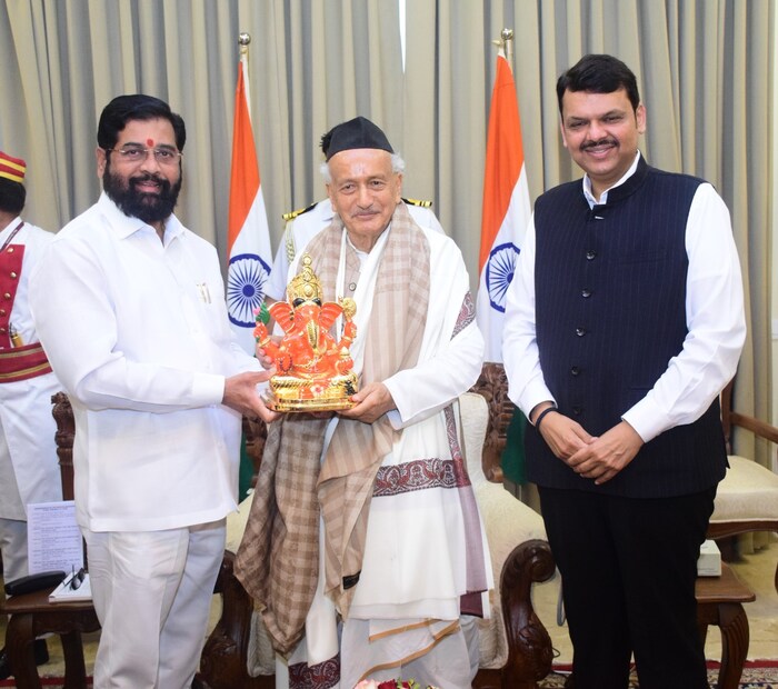 मुख्यमंत्री एकनाथ शिंदे आणि उपमुख्यमंत्री देवेंद्र फडणवीस यांनी राज्याचे मावळते राज्यपाल भगतसिंह कोश्यारी यांची राजभवन येथे निरोप भेट घेतली.