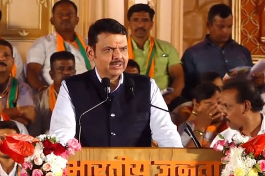 कोकणात रिफायनरी आणणारच, आंगणेवाडी यात्रेतून फडणवीसांचा ठाकरेंवर पलटवार