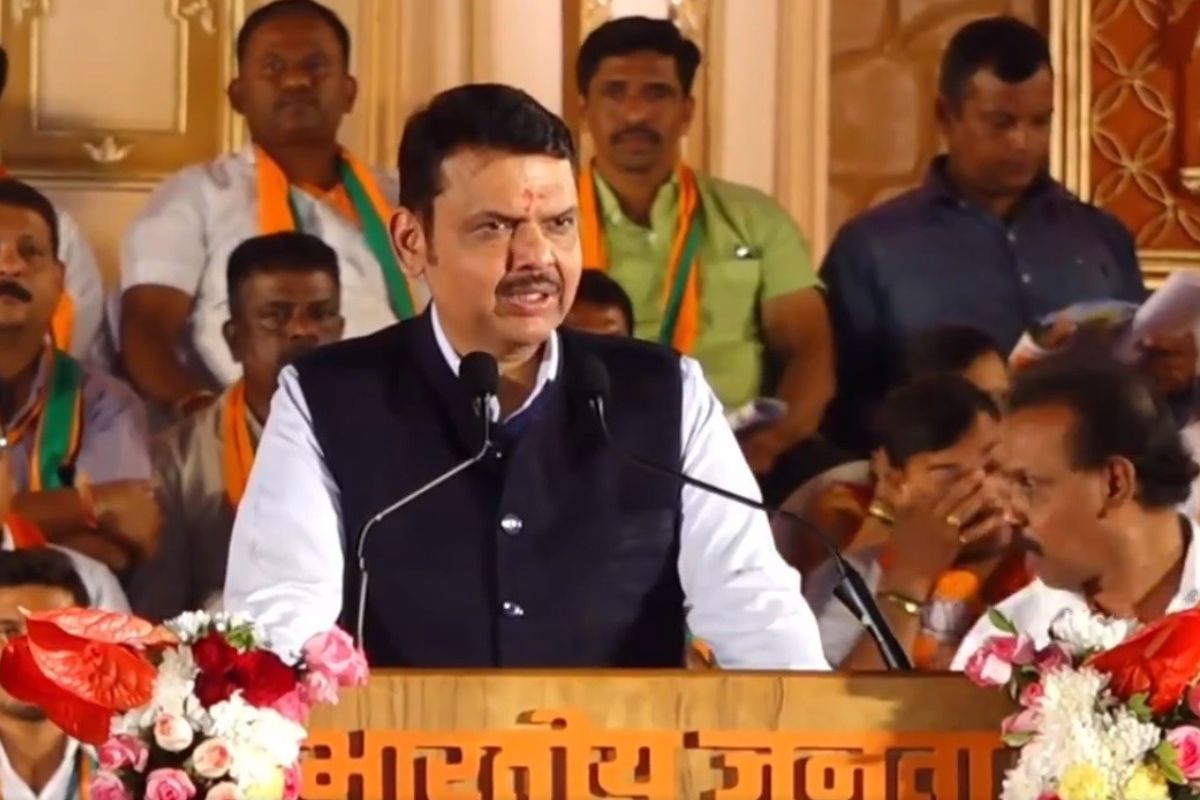 कोकणात रिफायनरी आणणारच, आंगणेवाडी यात्रेतून फडणवीसांचा ठाकरेंवर पलटवार