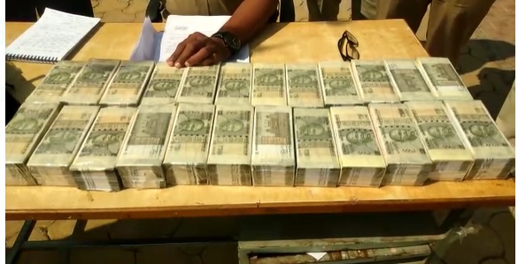 हिंगोली : गेल्या काही दिवसांमध्ये मोठ्या प्रमाणात नकली नोटा मार्केटमध्ये आणण्याचं प्रमाण वाढलं आहे. काही दिवसांपूर्वी मुंबई उपनगरात कारवाई केली होती. आता हिंगोलीमधून पोलिसांनी लाखो रुपयांच्या नकली नोटांचं घबाड जप्त केलं आहे. 