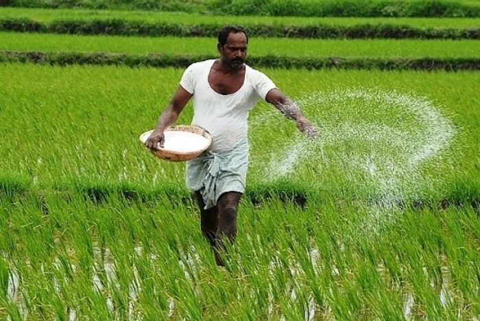 पंतप्रधान किसान योजनेसाठी कोण पात्र नाही? : राज्य सरकार आणि केंद्र सरकार, सार्वजनिक उपक्रम आणि सरकारी संस्था, विद्यमान आणि निवृत्त सरकारी अधिकारी या योजनेचा लाभ घेऊ शकत नाहीत. आयकर भरणाऱ्या व्यक्ती त्यासाठी पात्र होऊ शकत नाहीत. मंत्री किंवा कोणत्याही घटनात्मक पदावर बसलेली व्यक्ती याचा फायदा घेऊ शकत नाही. 10,000 रुपयांपेक्षा जास्त मासिक पेन्शन मिळवणाऱ्या व्यक्तीलाही या योजनेचा लाभ मिळू शकत नाही.