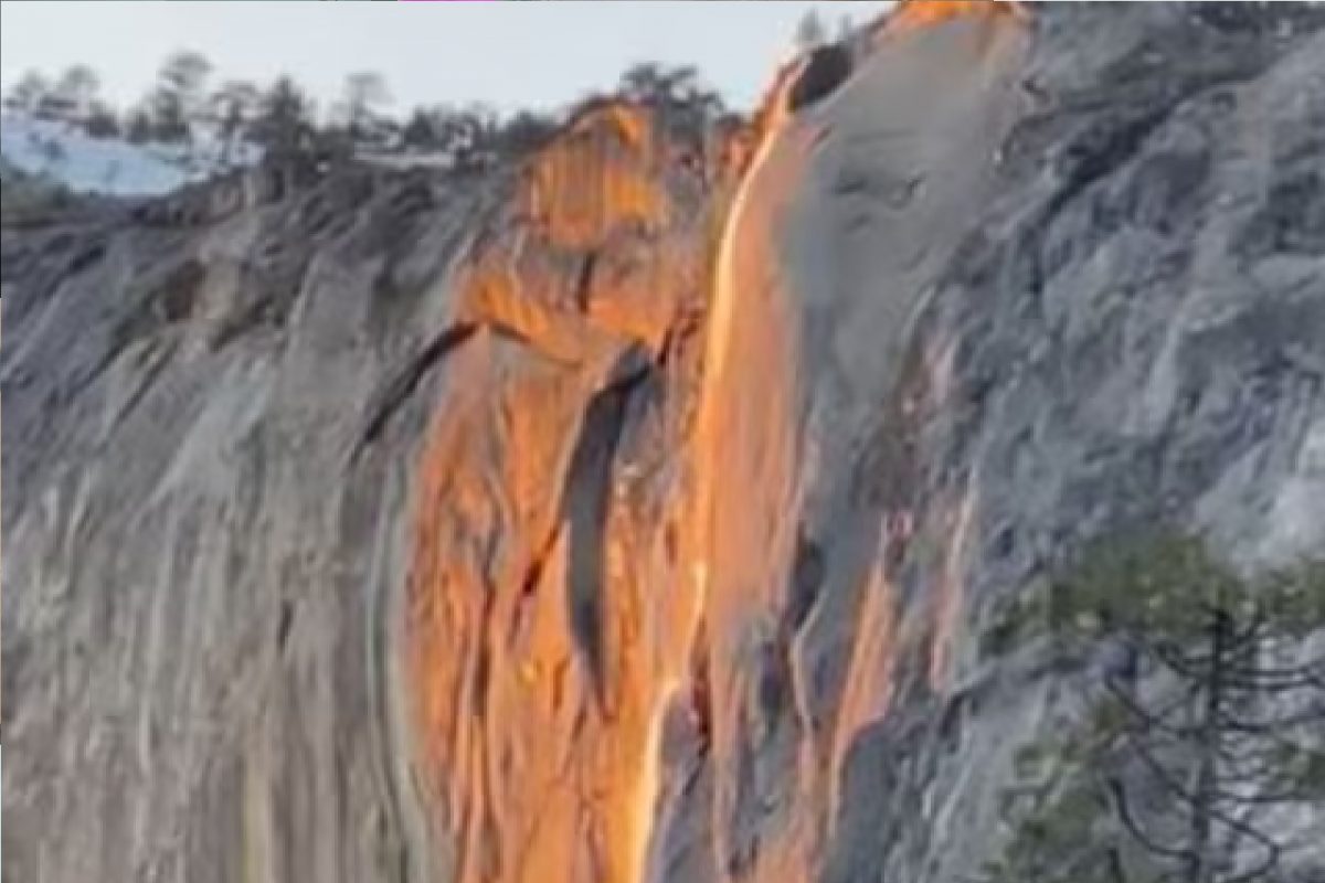 आगीचा धबधबा.