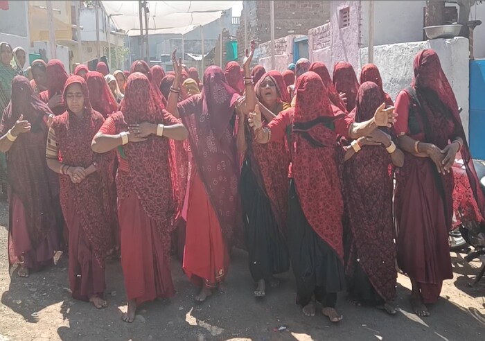 भावनगर येथील सुभाषनगर भागातील भगवानेश्वर महादेव मंदिरासमोर भारवाड (मेंढपाळ) कुटुंबातील जिनाबाई भाकाभाई राठोड यांच्या घरी विवाह सोहळा होता. यावेळी ही घटना घडली आहे. 