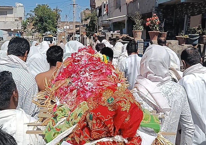 दरम्यान घरातील लोक लग्नसमारंभाच्या घाईत गुंतले होते. लग्नाचे गाणे आणि पाहुण्यांचे स्वागत चालू होते. जीनाभाई राठोड यांची मुलगी हेतल हिचा विवाह नारी गावातील राणाभाई बुटाभाई अलगोतर यांचा मुलगा विशाल याच्याशी निश्चित झाला होता.