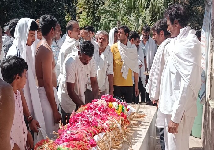 मात्र, हेतलचा जीव वाचू शकला नाही. हृदयविकाराच्या झटक्याने तीचे निधन झाले. त्यांच्या मुलीच्या मृत्यूनंतर लग्नाची गाणी सुरू असलेली धामधूम क्षणात शांत झाली. हेतलच्या घरावर अचानक दु:खाचा डोंगर कोसळला.