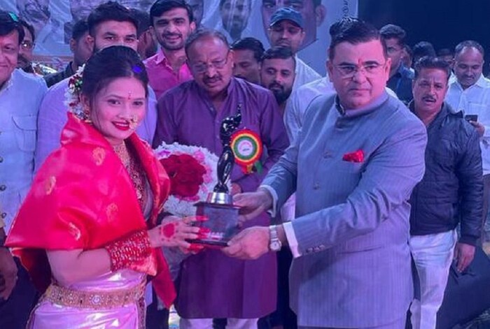 गौतमीने म्हटलं की, आमदार जयकुमारभाऊ रावल यांच्या हस्ते माझा खान्देश कन्या म्हणून गौरव केला गेला. त्याबद्दल मी त्यांची आभारी आहे. असाच मायेचा हात माझ्या पाठीशी राहो ही ईश्वर चरणी प्रार्थना. जय खान्देश