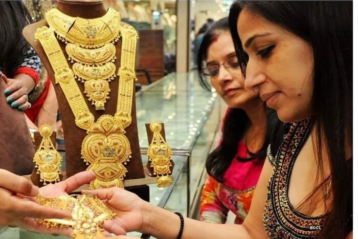 दीर्घकालीन गुंतवणुकीसाठी सोनं हा बेस्ट ऑप्शन आहे, असा अनेक भारतीयांचा समज आहे.