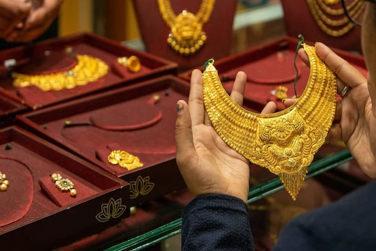 Gold-Silver Rate Today in Pune : पुणेकरांनो, आज स्वस्त झालं सोनं, 'इथं' चेक करा भाव