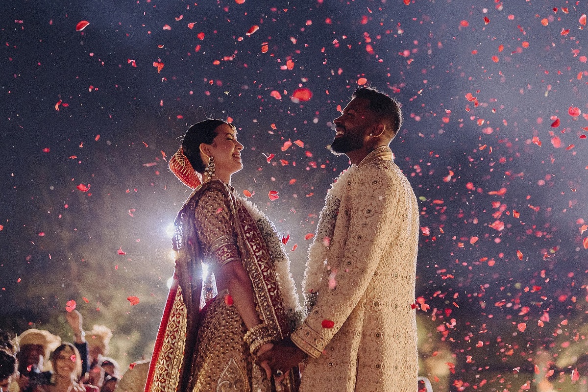 हार्दिक पांड्या आणि त्याची पत्नी नताशा हे दोघे गुरुवारी हिंदू पद्धतीने विवाह बंधनात अडकले. 