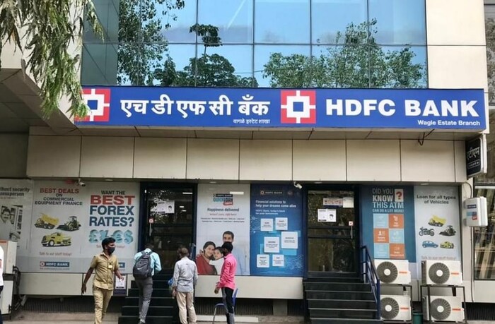 MCLR म्हणजे काय? : मार्जिनल कॉस्ट ऑफ फंड बेस्ड लेंडिंग रेट किंवा MCLR हा किमान व्याजदर आहे. ज्यावर फाइनेंशियल इंस्टीट्यूट एखाद्याला कर्ज देतात. यापेक्षा कमी व्याजावर कोणतीही बँक कोणालाही कर्ज देऊ शकत नाही. हा दर मध्यवर्ती बँकेने लागू केला आहे.