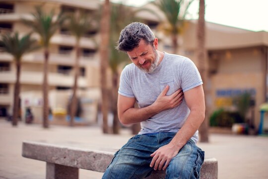 Heart Attack : हार्ट अ‍टॅक येण्यापूर्वी दिसतात ही लक्षणं, सामान्य वाटली तरी दुर्लक्ष करू नका