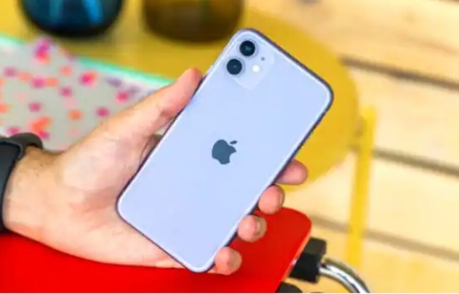 तुम्ही iPhone 11 फक्त 23949 रुपयांना खरेदी करू शकता. ई-कॉमर्स साइट Amazon वर iPhone 11 ची किंमत 43900 रुपये आहे पण हा स्मार्टफोन तुम्हाला फक्त 23949 रुपयांमध्ये मिळू शकतो. पण कसा? याचं उत्तर आपण जाणून घेऊया...