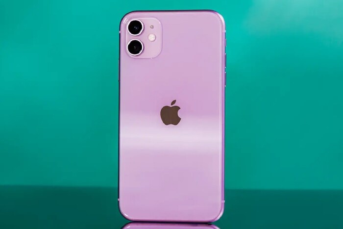  अ‍ॅपलचे iPhone कॅमेरे, डिझाईन आणि परफॉर्मेंस हा जबरदस्त असतो. तुम्ही नवीन घेण्याचा विचार करत असाल तर तुम्ही आयफोन खरेदी करू शकता. मात्र आयफोनच्या किंमतीबद्दल टेंशन येतंय ना? तर तुमचे टेंशन एका झटक्यात दूर होणार आहे. कारण आयफोनच्या किमतीवर जबरदस्त सूट मिळतेय. अगदी कमी किमतीत तुम्ही हा स्मार्टफोन खरेदी करु शकता. ही ऑफर ई-कॉमर्स साइट अ‍ॅमेझॉनवर सुरु आहे.