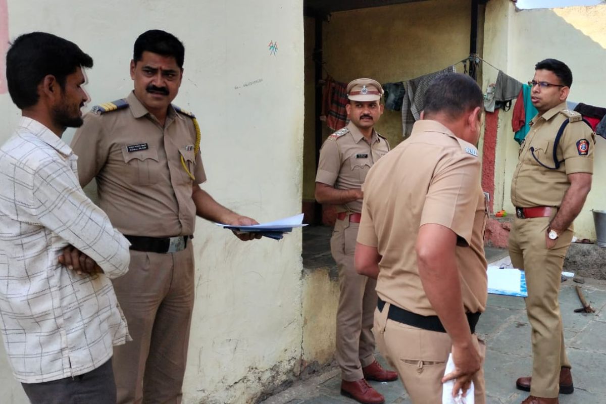 घटनास्थळी आलेले पोलीस