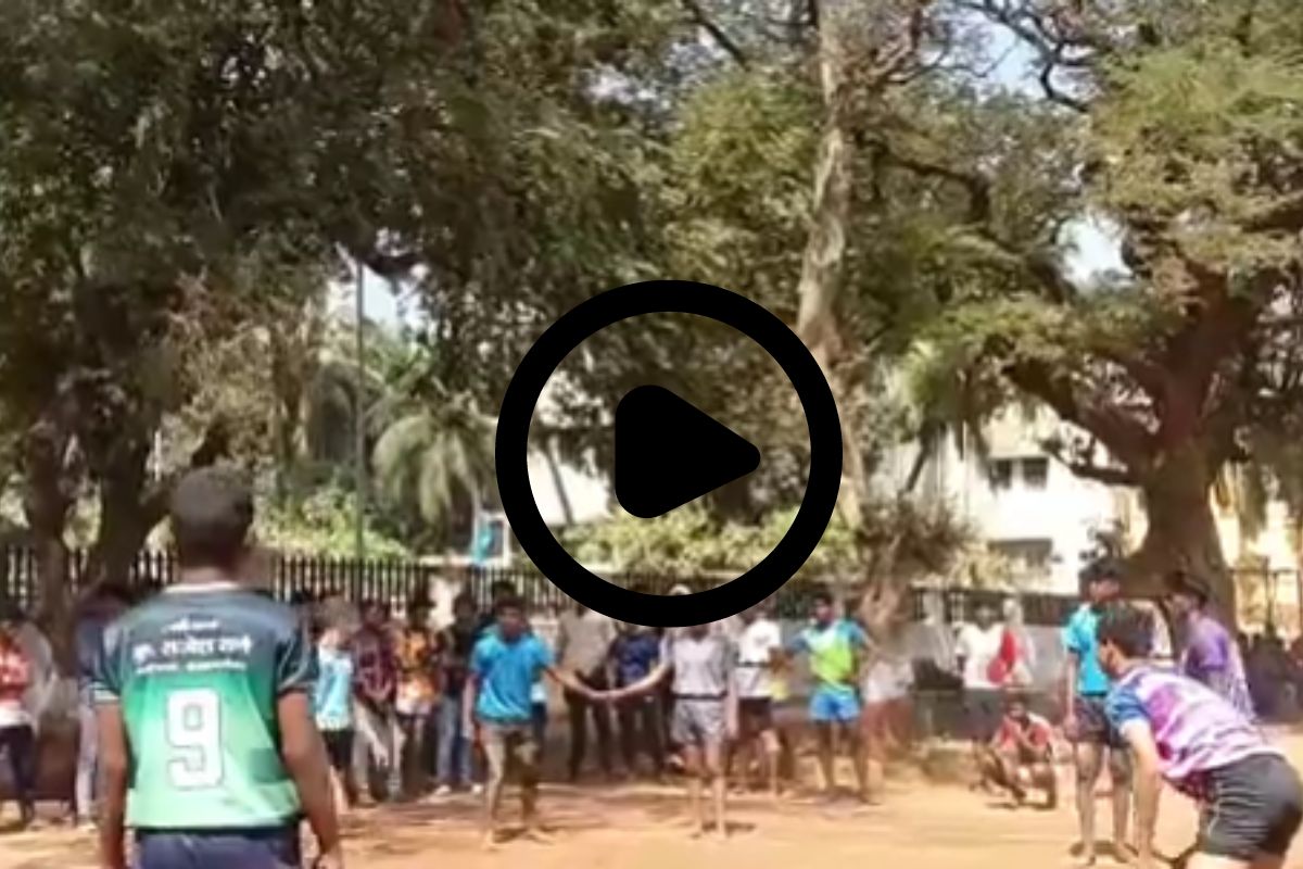 कबड्डी खेळताना विद्यार्थी