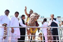 संत श्री सेवालाल महाराजांच्या 21 फुटी पंचधातूचा अश्वारूढ पुतळ्याचे अनावरण PHOTOS संत श्री सेवालाल महाराजांच्या 21 फुटी पंचधातूचा अश्वारूढ पुतळ्याचे अनावरण PHOTOS